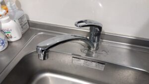 新宿区, キッチン水栓交換, キッチン水栓水漏れ, シングルレバー水栓, TOTO, 経年劣化