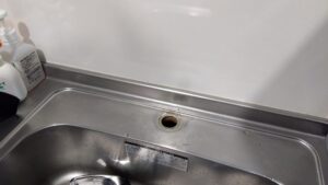 新宿区新宿で既存台所水栓を撤去しシンクの取付穴を確認した状態