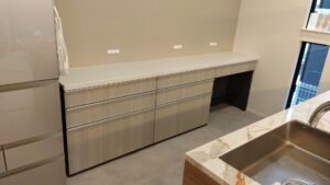 坂戸市泉町で施主支給品のキッチンカップボードを設置した完成後