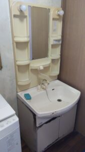 富士見市羽沢で経年劣化と水漏れにより交換する前の洗面化粧台