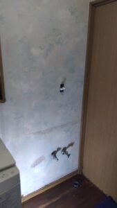 富士見市羽沢で既存洗面化粧台を撤去し給水・給湯配管を確認した状態