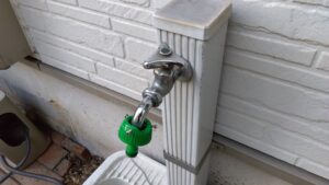 さいたま市見沼区で経年劣化による水漏れで交換する前の屋外水栓