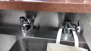 港区港南で厨房水栓の既存吐水パイプ2か所を取り外した状態