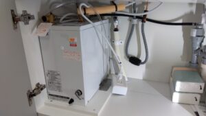 さいたま市見沼区で水漏れにより交換する前のLIXIL小型電気温水器EHPN-H12V1-MB