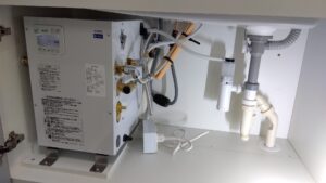 さいたま市見沼区で設置したTOTO小型電気温水器REW12A1BKと関連部材