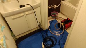 さいたま市浦和区で洗面所・浴室排水管の高圧洗浄機械作業を行っている様子