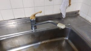 さいたま市南区で経年劣化による水漏れで交換する前のTOTO製台所水栓