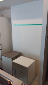 朝霞市本町で施主支給のキッチンカップボード部材を設置場所へ搬入した状態