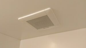 さいたま市見沼区で経年劣化による故障で交換する前の三菱製浴室換気扇