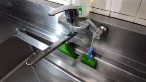さいたま市見沼区で経年劣化による水漏れで交換する前のTOTO製壁付台所水栓