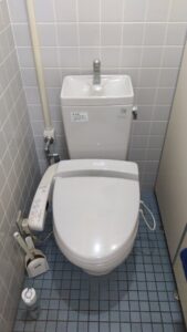 さいたま市大宮区で経年劣化による水漏れで交換する前のTOTO製ウォシュレット