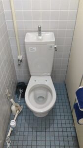 さいたま市大宮区で既存ウォシュレットを撤去し便器の取付部分を確認している状態