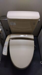 墨田区江東橋で経年劣化による水漏れで交換する前のTOTO製ウォシュレット