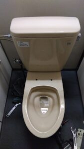 墨田区江東橋で既存ウォシュレットを撤去し便器の取付部分を確認している状態
