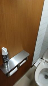 千代田区二番町のトイレ用擬音装置を設置する前のパーティションと紙巻器