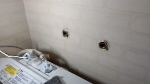 クランク交換のため洗濯機用水栓を取り外した壁側の給水・給湯接続口