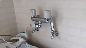 カクダイのクランクと洗濯機用ニップルに交換し既設TOTO水栓を取り付け直した状態