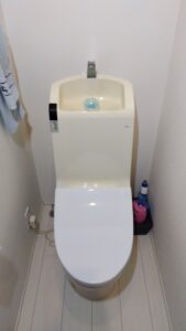 荒川区町屋で経年劣化による水漏れのため交換する既設TOTO製トイレ