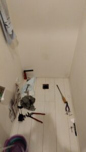 既設トイレを撤去した後の床排水口と便器の設置場所