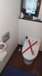 杉並区和泉で機能部交換前のLIXIL製一体形トイレ