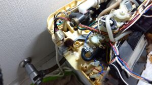 一体形トイレ内部のバルブユニットを取り外した状態