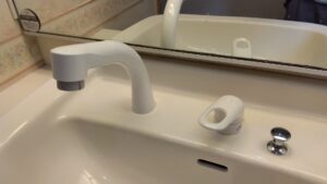 TOTO TLS05301Jへ交換した洗面水栓の吐水部とレバーハンドル