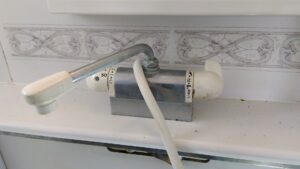 経年劣化による水漏れで交換するINAX製の台付浴室水栓