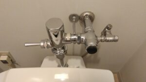 台東区上野で交換前のTOTO製大便器フラッシュバルブ