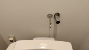 便器を残して既存のフラッシュバルブと洗浄管を取り外した状態