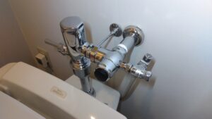 TOTO TV550Sと配管・接続部材を取り付けた大便器フラッシュバルブ交換後の様子
