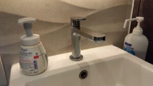 渋谷区恵比寿で経年劣化による水漏れが発生した交換前の手洗い水栓