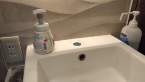 既存の手洗い水栓を取り外し、手洗い器の取り付け穴が見える状態
