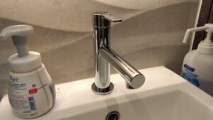 既存の手洗い器にKVK MSL190DETを取り付けた水栓交換後の様子