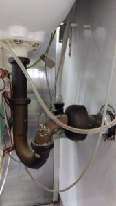 千代田区九段南で経年劣化による水漏れが発生した交換前の洗面排水金具