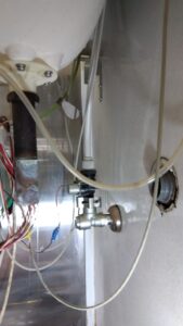 洗面器下の排水トラップと壁につながる排水管を取り外した状態