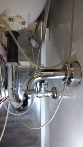 洗面器を残して下部の排水トラップと接続管を交換した施工後の様子