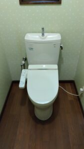 上尾市原市でタンクの経年劣化による水漏れが発生した交換前のTOTO製トイレ