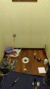 新しい便器を取り付ける前に床の排水接続部材を施工した様子