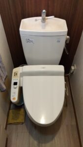 川越市泉町で経年劣化による水漏れが発生した交換前のTOTO製ウォシュレット