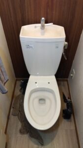 便器とタンクを残して既存のウォシュレットを取り外した状態