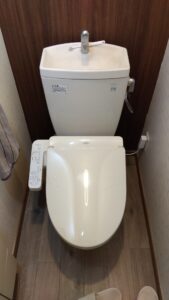 既存の便器にTOTOウォシュレットTCF2223E（SC1）を取り付けた交換後の様子