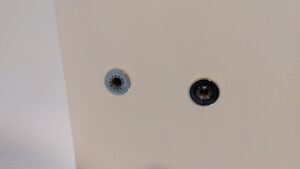 既存の洗濯機専用水栓と脚部を取り外した壁側の配管接続口