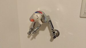 カクダイのクランク135Qを2個取り付け、洗濯機専用水栓の位置を高くした施工後の様子