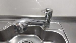 鶴ヶ島市鶴ヶ丘で水漏れにより交換するTOTO製台所水栓