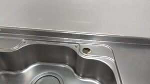 既存の台所水栓を取り外したシンク天板の取り付け穴