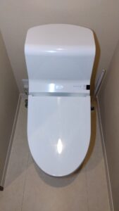 立川市富士見町でタンクの水漏れにより交換する既存のTOTO製トイレ