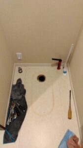 既存トイレを撤去した後の床排水口と設置場所