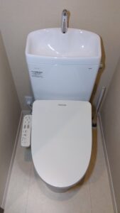 TOTO CS232B・SH233BAと東芝SCS-T162を設置した交換後のトイレ