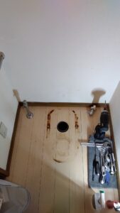 既存トイレを撤去した後の床排水口と便器の設置跡