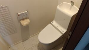 文京区白山でタンクの水漏れにより交換する手洗い付きのTOTO製トイレ